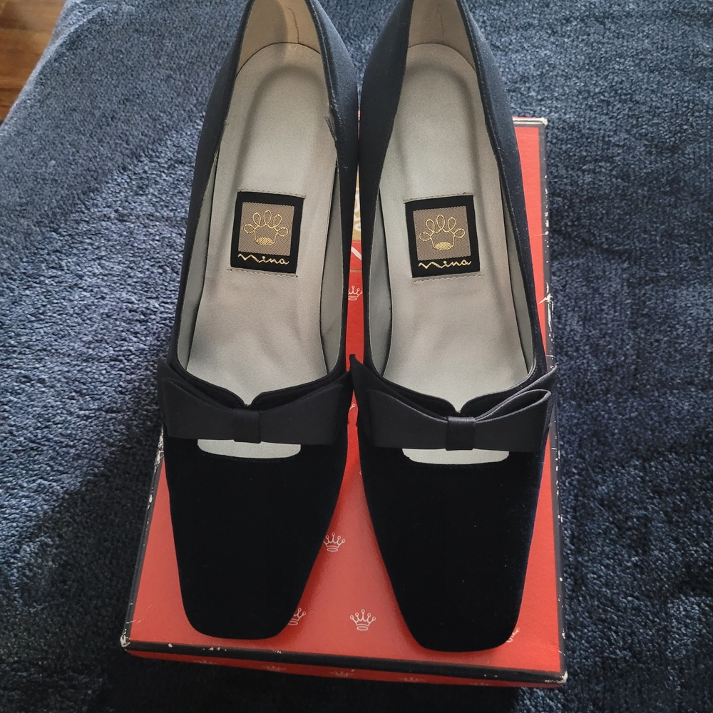 Nina Women's Navy Velvet/ Satin Heels with Bow